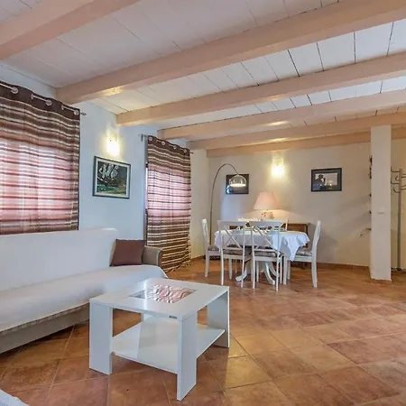 Karina Tar Villa